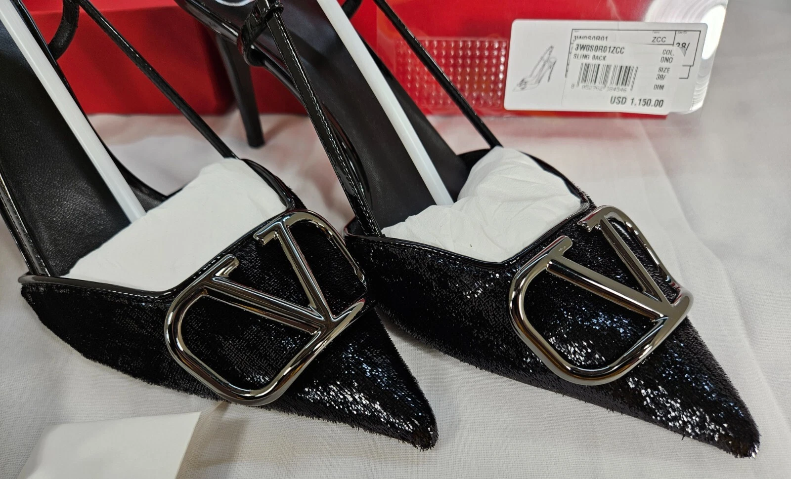 Valentino Garavani décolleté da donna con logo a V a punta 7 US MSRP $1.150