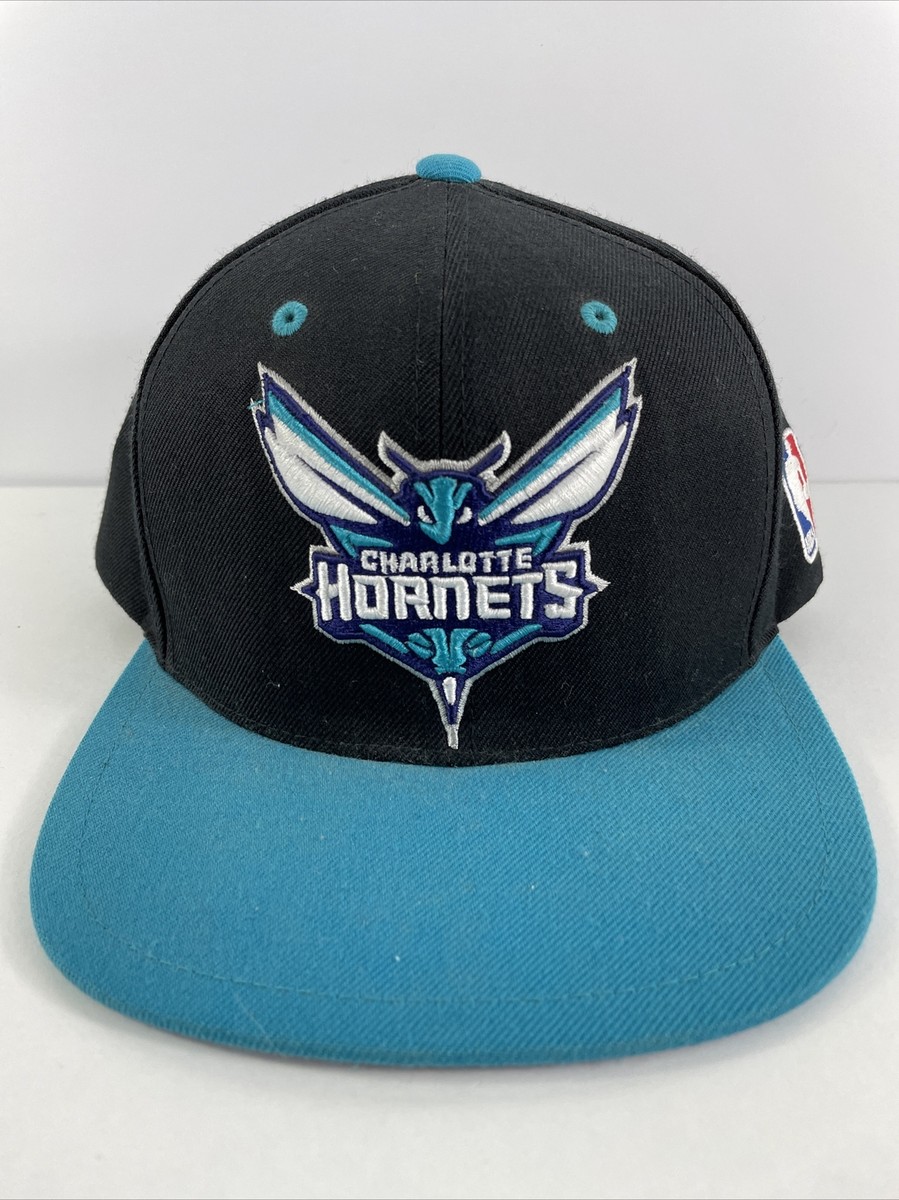 arlotte Hornetsの刺繍ロゴが特徴的な、ウール100% Mitchell & Ness Charlotte Hornets Basketball Wool Blend Cap Hat