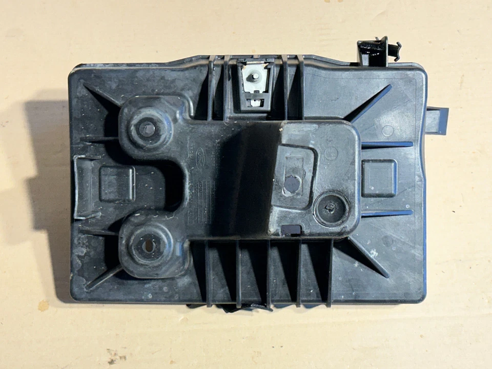 FORD MUSTANG 2010-2014 MONTAJE BANDEJA BATERÍA, AR33-10723-AC Foto 2 de 3