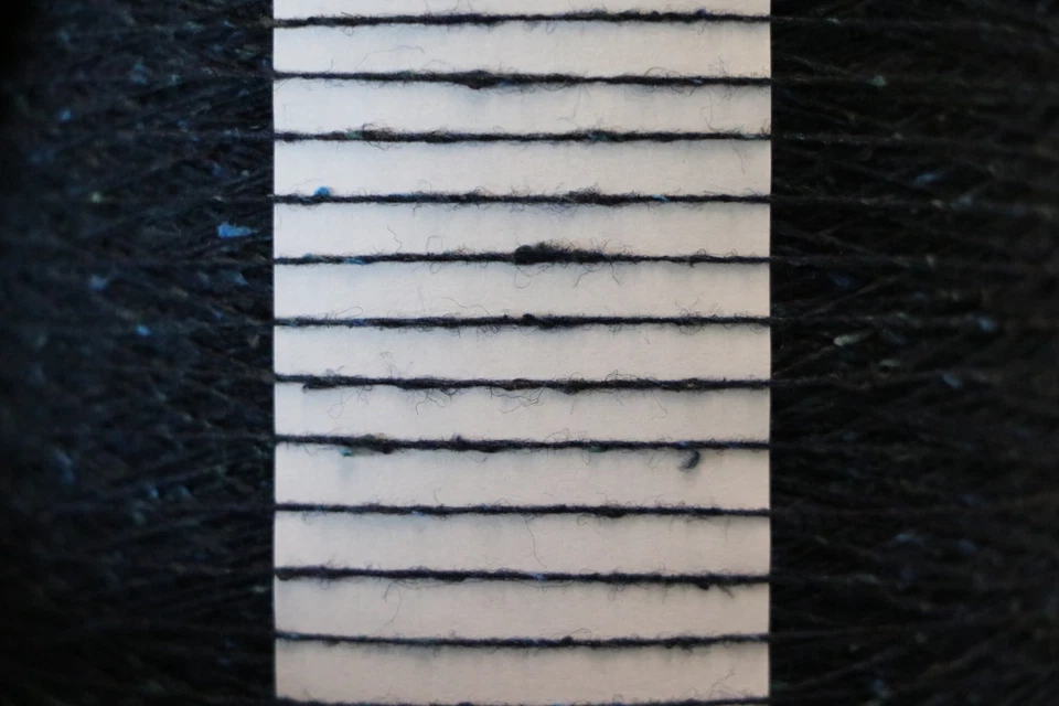 K02 (60€/kg) 250g OZEAN KONFEKT SEIDE / SCHURWOLLE NACHTSAPHIR (15) Zwirn Noppen - Bild 3 von 4