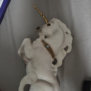 置物 WINDSTONE EDITIONS UNICORN Windstone Editions Unicorn Stallion, Snow White w/ Polished Pewter