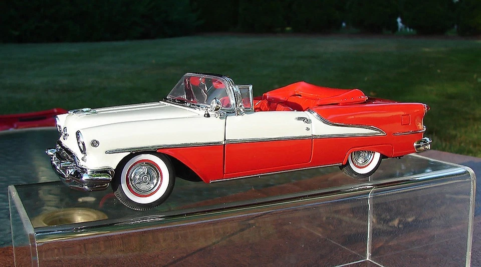 Danbury Mint 1955 Oldsmobile Super Eighty-Eight Convertible 1:24 Diecast Model - Image 4 of 4