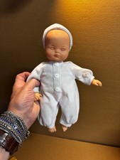 Poupée bébé occasion - yeux fermés nouveau né si mignon. Réaliste. pull blanc unisexe