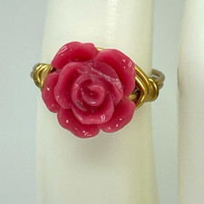 Ring Gold Tone Mauve Resin Rose on Gold Wire Wrapped Band. Size 6