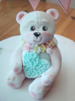 Handgefertigter, essbarer Fondant Glasur, rosa blumiger Teddy Tortenaufleger.