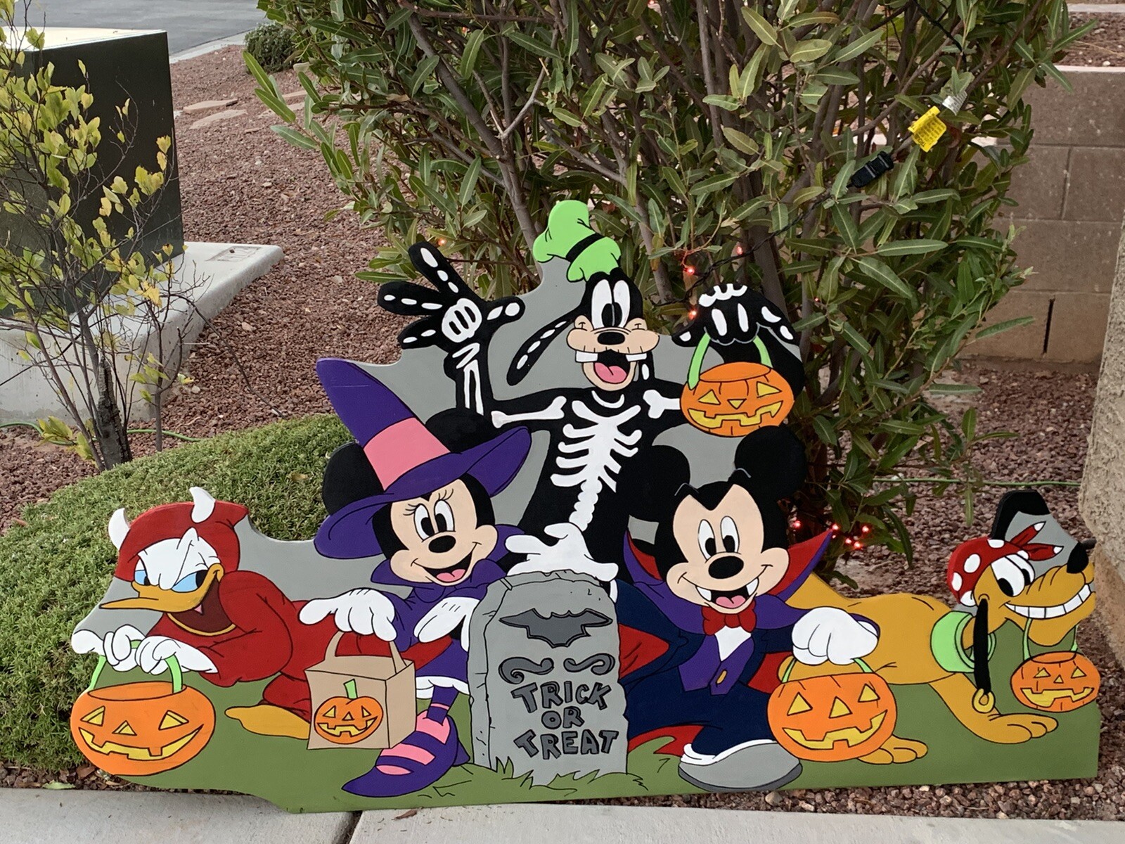 Hand Made Disney Group Halloween (horizontal) Yardart eBay