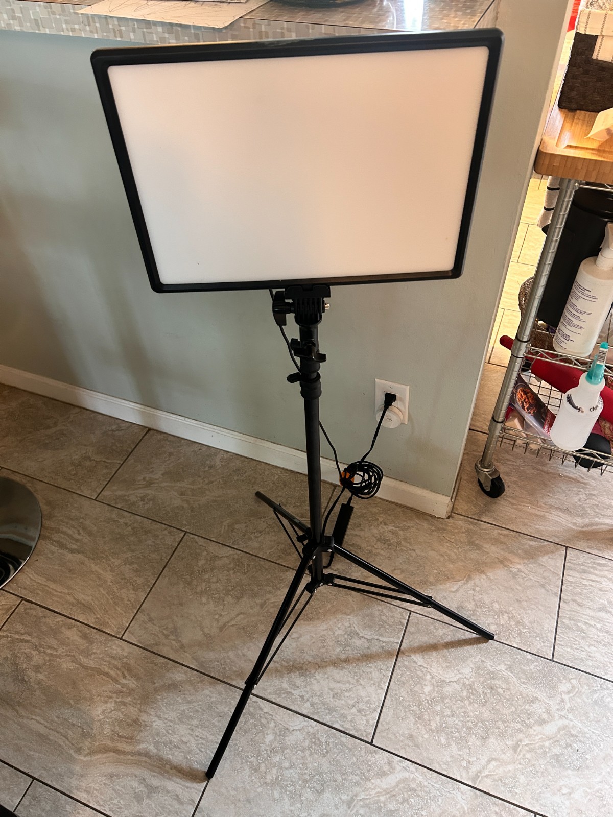 LED Video Light Panel w/Tripod Neewer NL- 288ARC  Dimmable Large