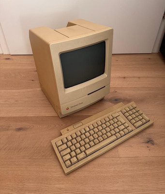 Apple Macintosh Classic M0420 Computer mit Apple Keyboard II Tastatur