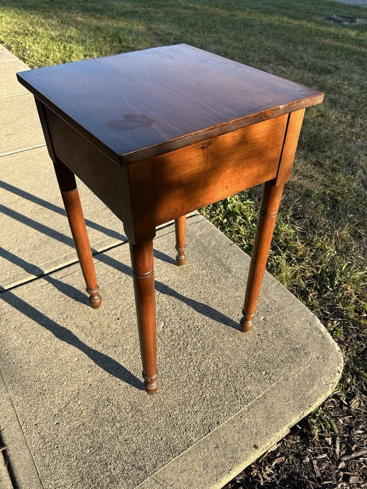 Ganga antigua americana antigua de nogal macizo y arce “imprescindible” soporte de un cajón Foto 2 de 4