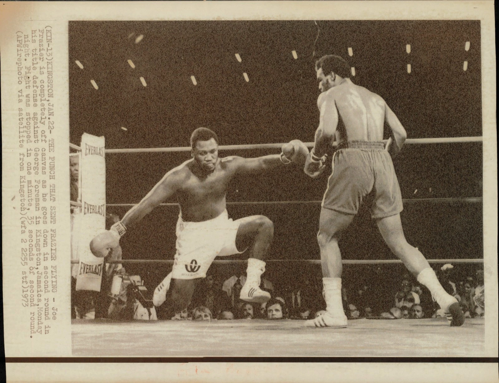 1973年 プレス フォト ボクシング アクション ジョージ フォアマン ノックダウン ジョー フレイジャー 第2ラウンド - 画像1/2