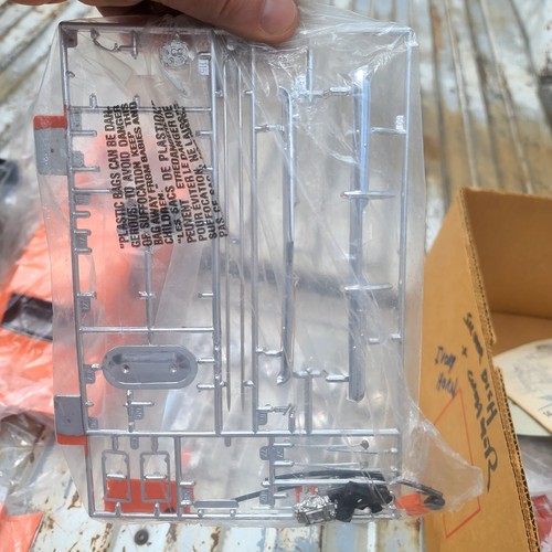 Monogram 69 Chevy Camaro 1:12 Scale Model Kit - Orange (2802) No Box - 第 6/11 張圖片