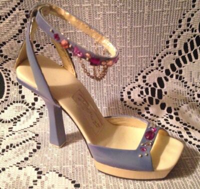 JUST THE RIGHT SHOE - SET IT OFF