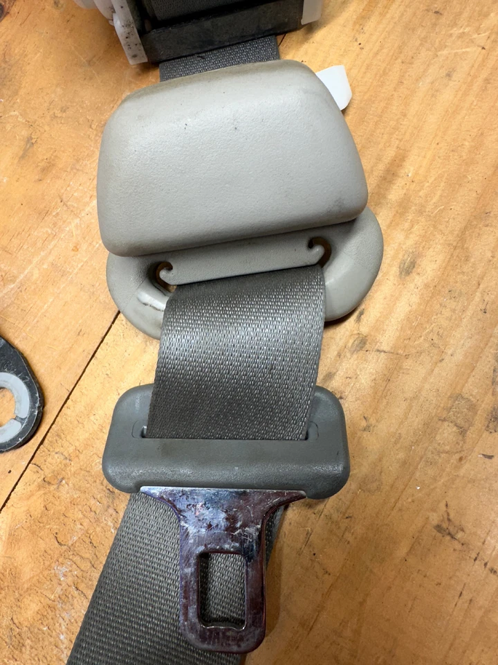 Retractor cinturón seguridad trasero pasajero derecho Ram 1500 2500 3500 2006-2007 4 puertas Foto 3 de 4