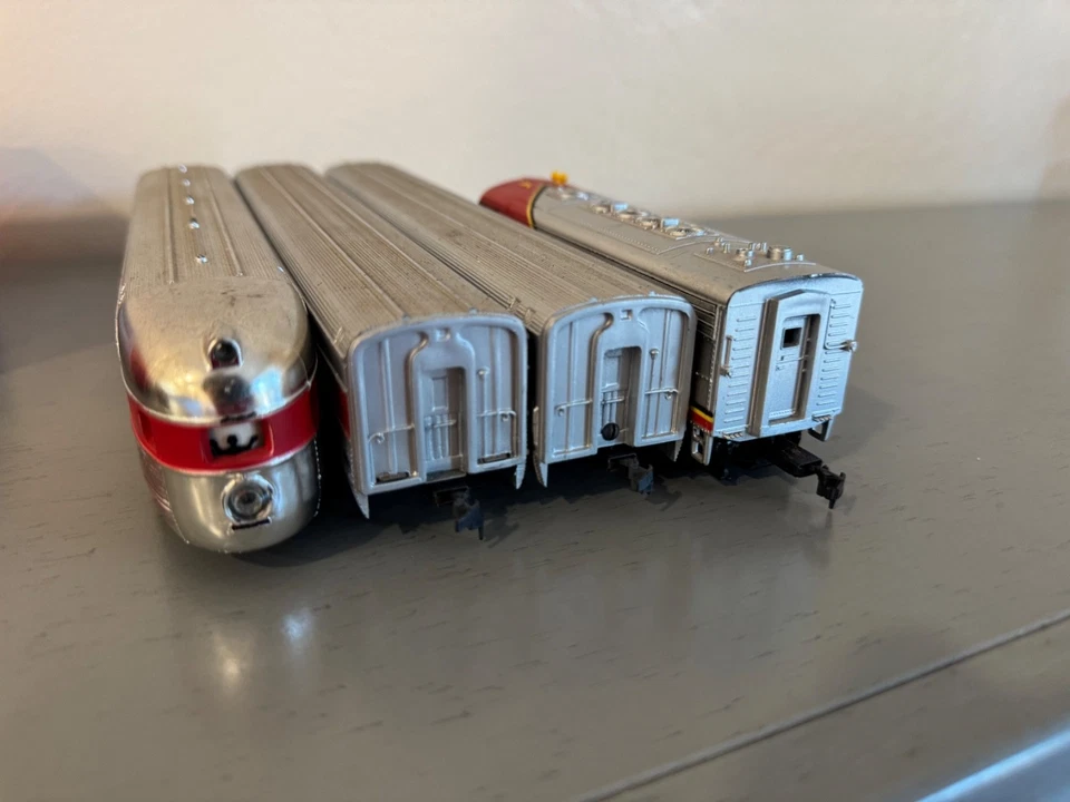 TYCO HO Scale Santa Fe Passenger Train Set. 1 F7A Locomotive & 3 Passenger Cars - Image 4 of 4