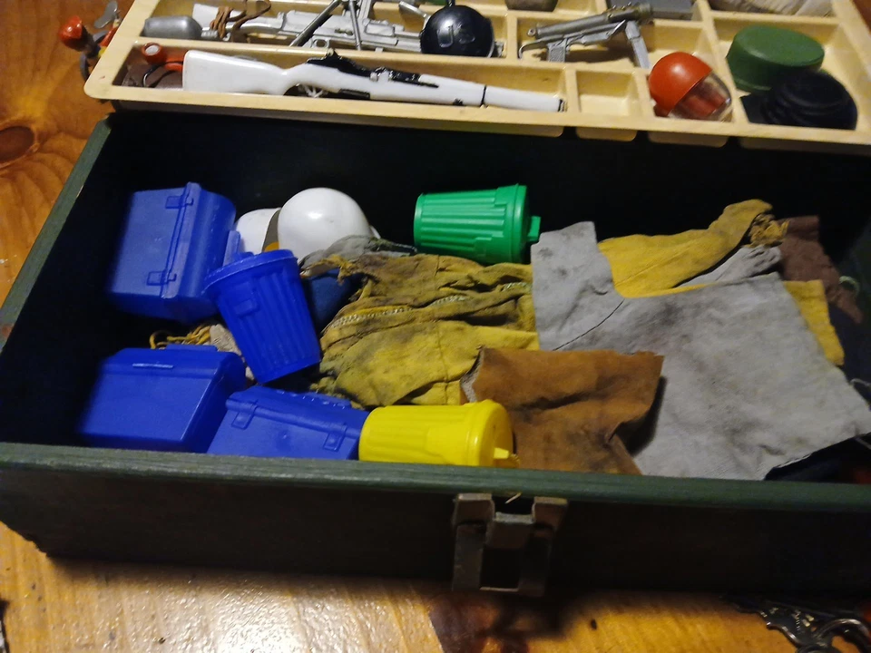 Armario de pie GI JOE vintage años 60 con contenido estado casi completo Foto 3 de 3