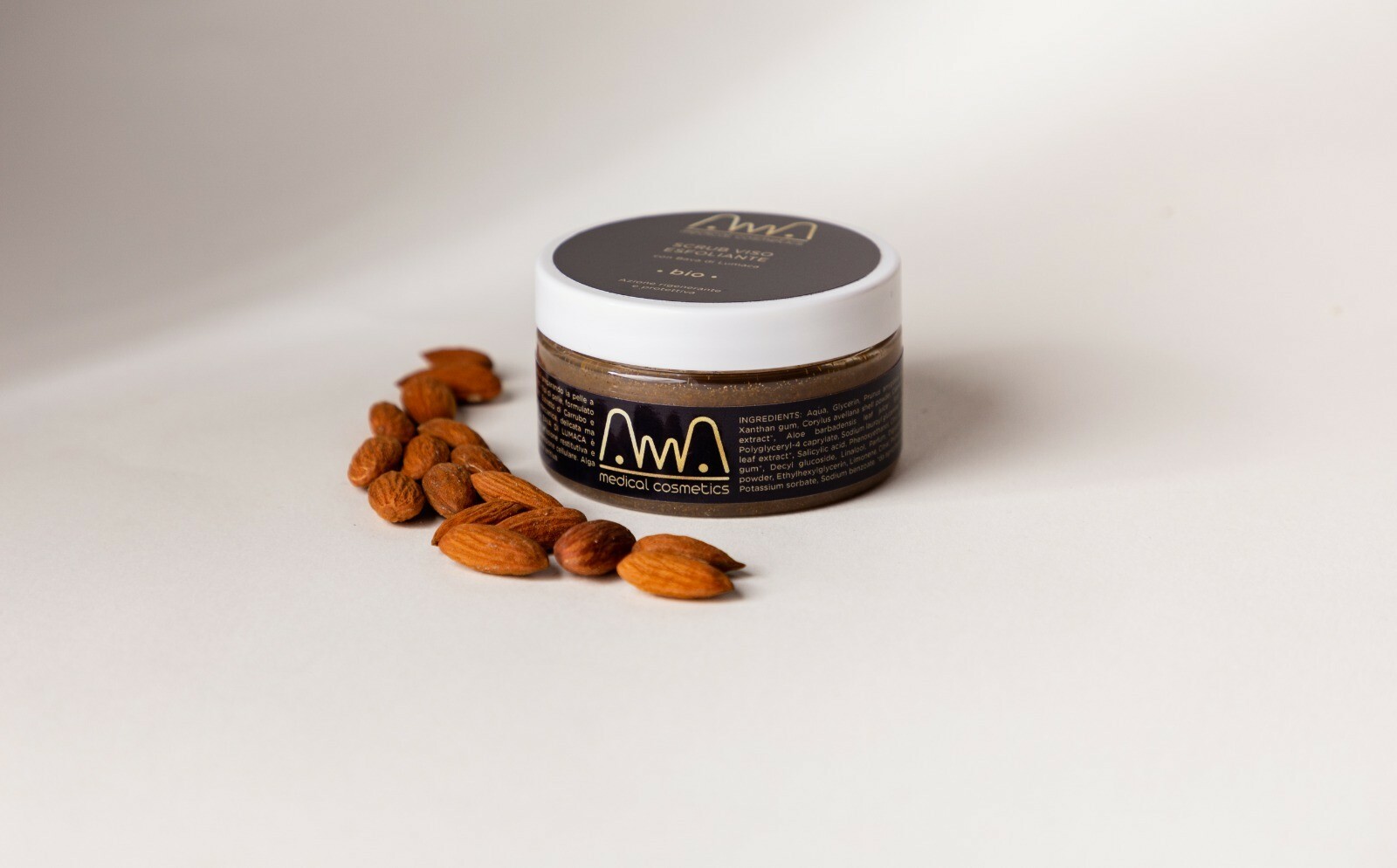 AMA Medical Cosmetics Scrub Viso 100ml: Il Risveglio della Pelle