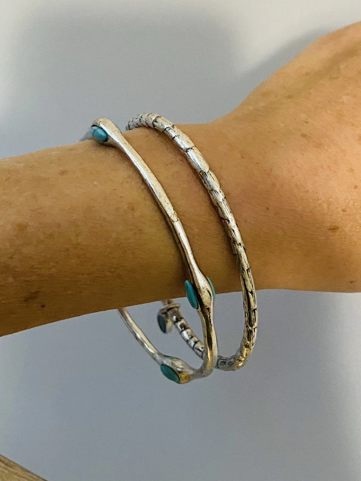 Pulseras Lucky Brand plateadas imitación turquesa y piedras negras Foto 4 de 4