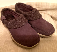 Skechers Easy Going Water-Repellent Plum Suede Clogs Sz 7 EUC