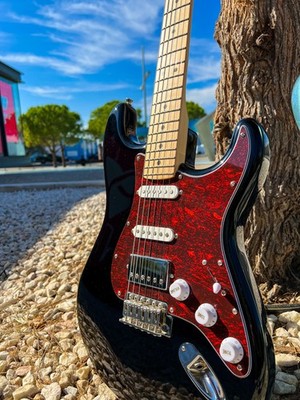 Donner DST-200 Electric Guitar HSS Coil Spilt Tremolo Solid Body Black Knight