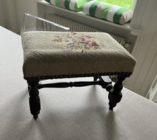 Foots Tool/Repose pieds ancien. Piétement chêne et tapisserie