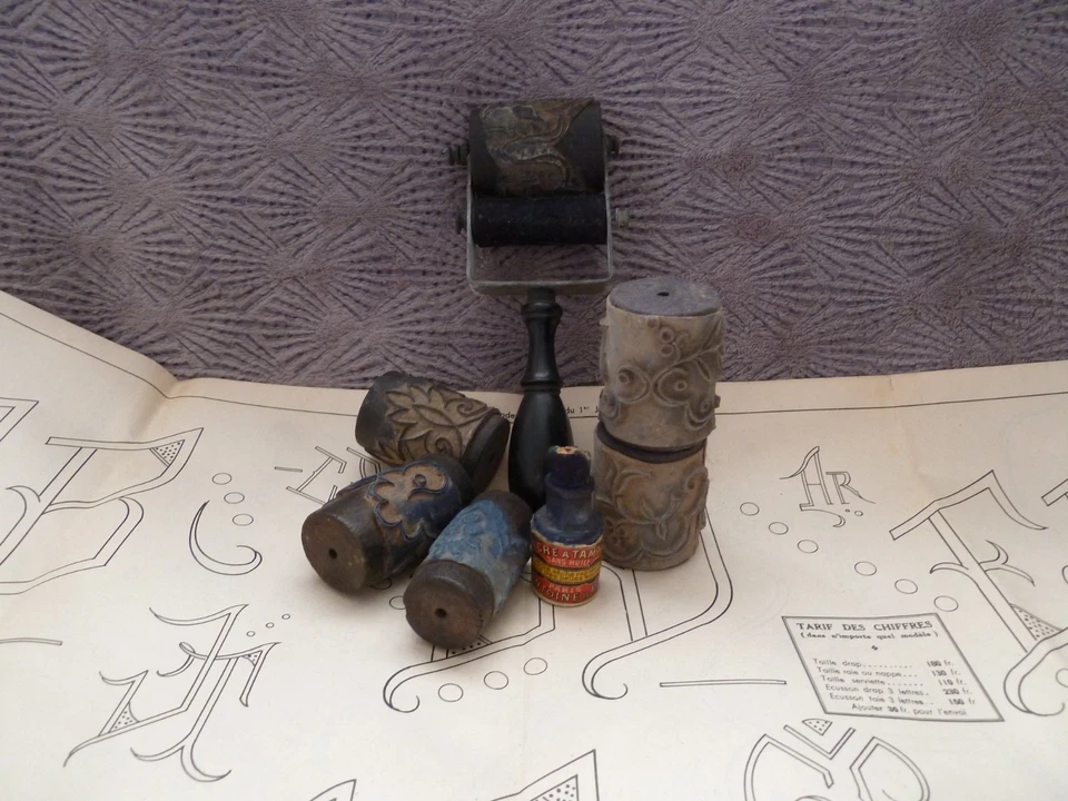 mercerie ancienne 1 festonneur + 6 rouleaux + encre à broderie autour de 1900 - Photo 1/4