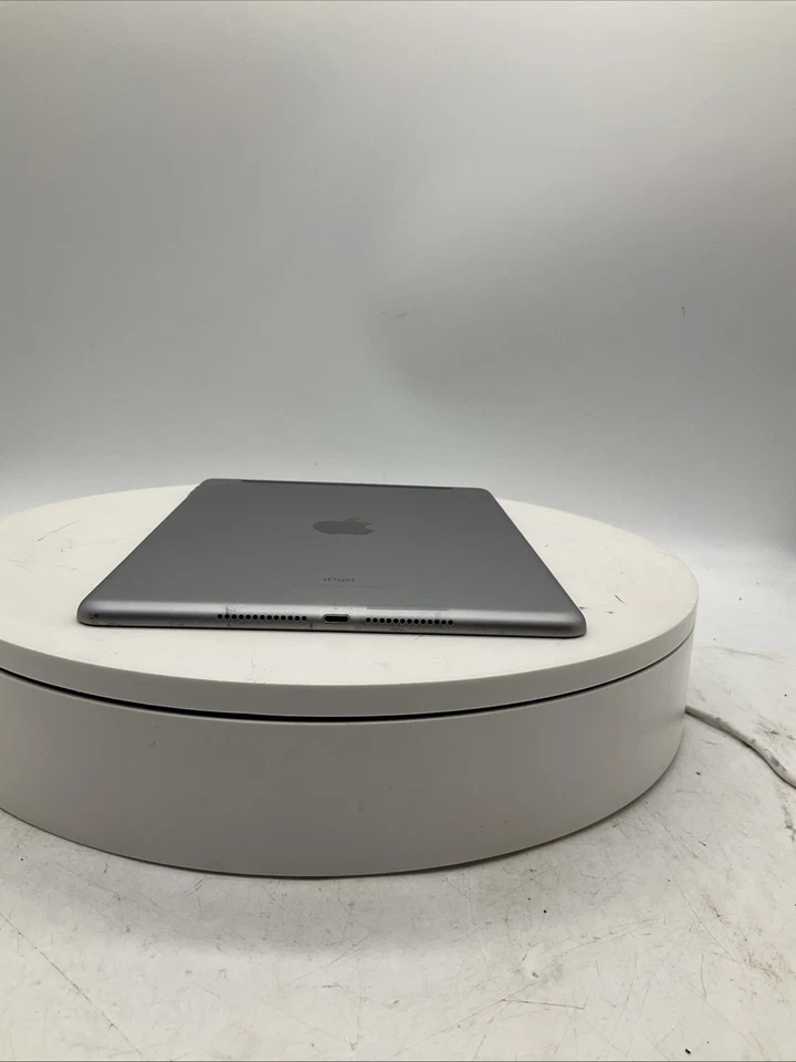 Apple iPad 5th Gen A1823 32 GB iOS 15.7 ( Wi-Fi + 4G ) Unlocked Space Gray - Image 4 of 4