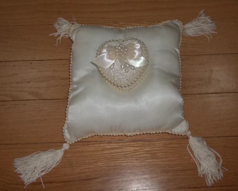 NWOT Satin Lace Ring Bearer Pillow for Weddings Heart box with 2 "gold rings"