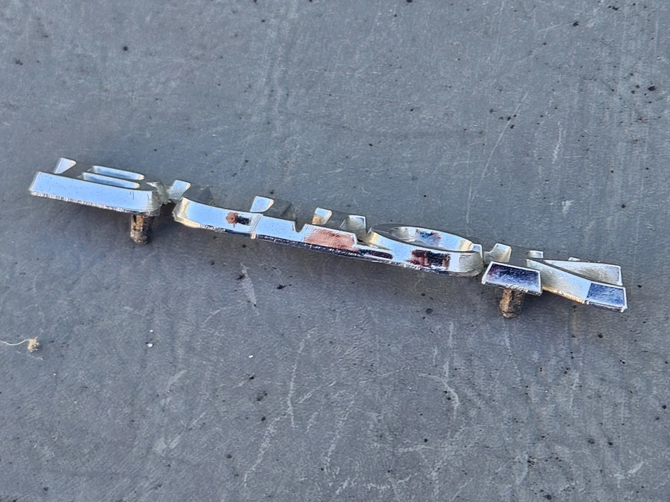1980 s ERA BUICK Chrome Trunk Script Emblem w 2 Studs Foto 2 de 3