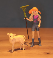 Barbie aus dem Maxi Ei - VQB21 B&auml;uerin mit Rechen und Kalb *** 2025 nur Figuren