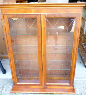 BEAUTIFUL WOOD VENEER BEVELLED GLASS FRONTED CABINET WITH LOCKABLE KEY