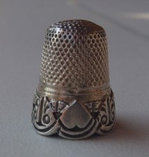 Ancien dé à coudre brodeuse couture argent
