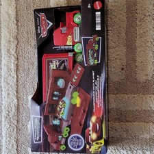 Mattel Cars Transformable Mack Juego Brilla en la Oscuridad Rayo McQueen HPX76
