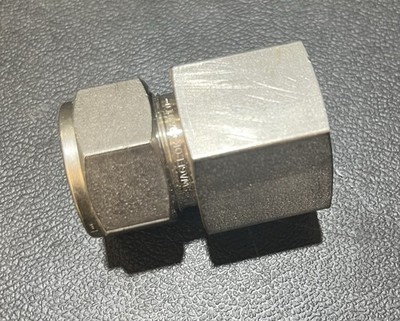Swagelok SS-1210-7-12 3/4'' OD Tube x 3/4'' Female NPT Connector