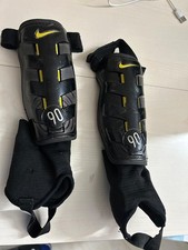 Nike Parastinchi calcio taglia S 120-140 cm usato buone condizioni