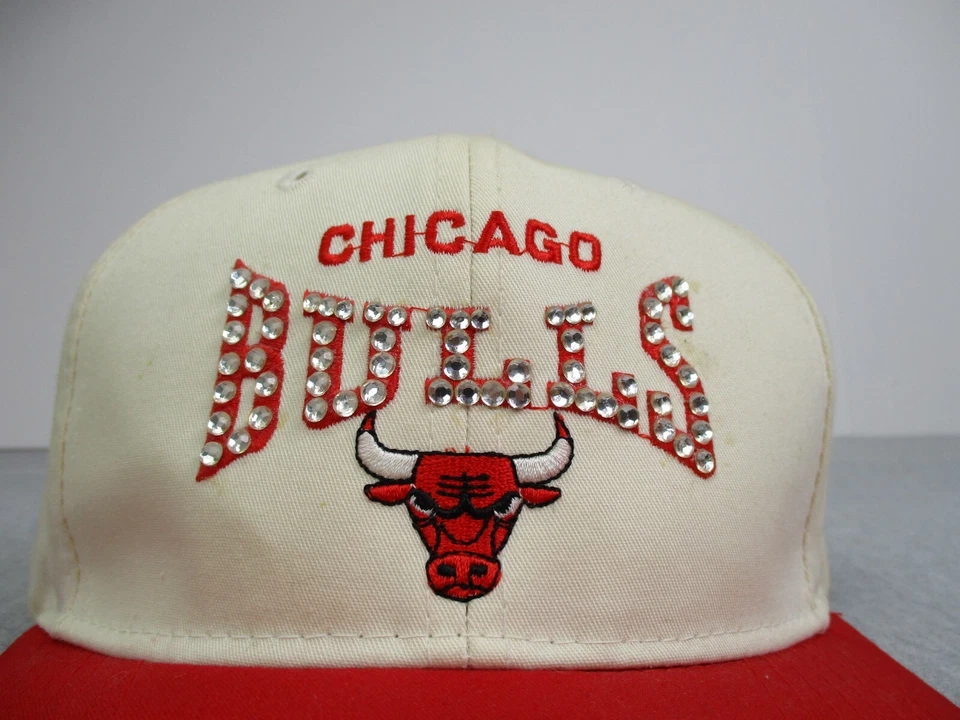 DE COLECCIÓN Chicago Bulls Sombrero Snap Back NBA Blanco Estrás Logo Lateral Años 90 G Gorra Foto 2 de 4