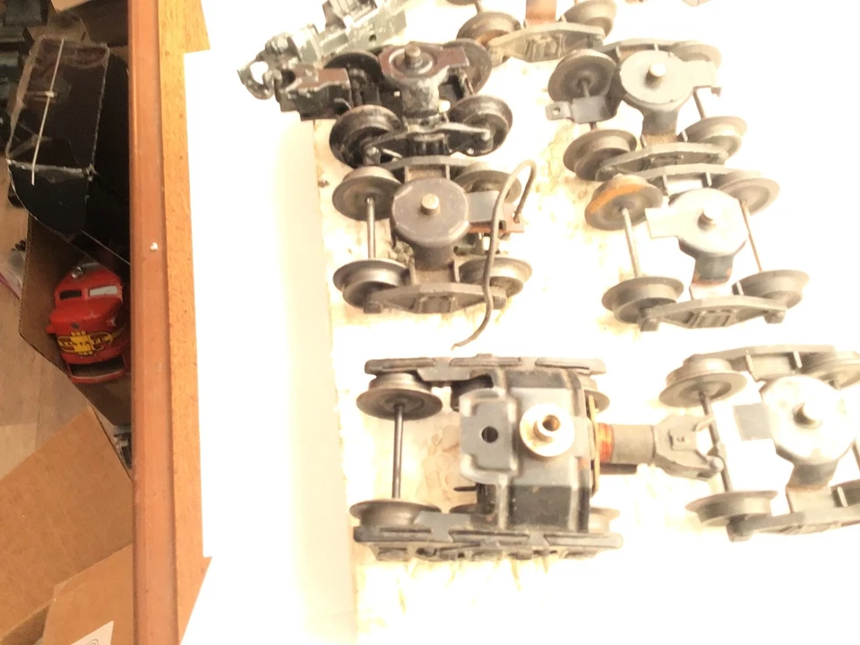 LIONEL O GAUGE TRAIN TRUCKS + - Image 3 of 4