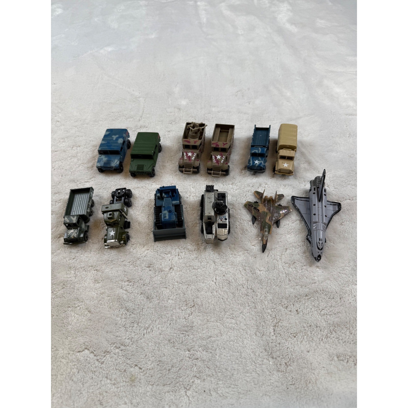 Lote de 10 vehículos militares de juguete camiones tanques aviones transbordador espacial metal fundido a presión