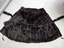 Manteau en fourrure de vison d'elevage, avec cordon au niveau de la taille