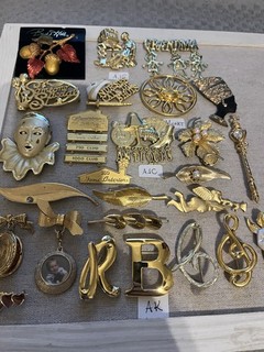 LOT OF 26 GOLD TONE 'ASSORTMENT' BROOCHES VINTAGE NOW