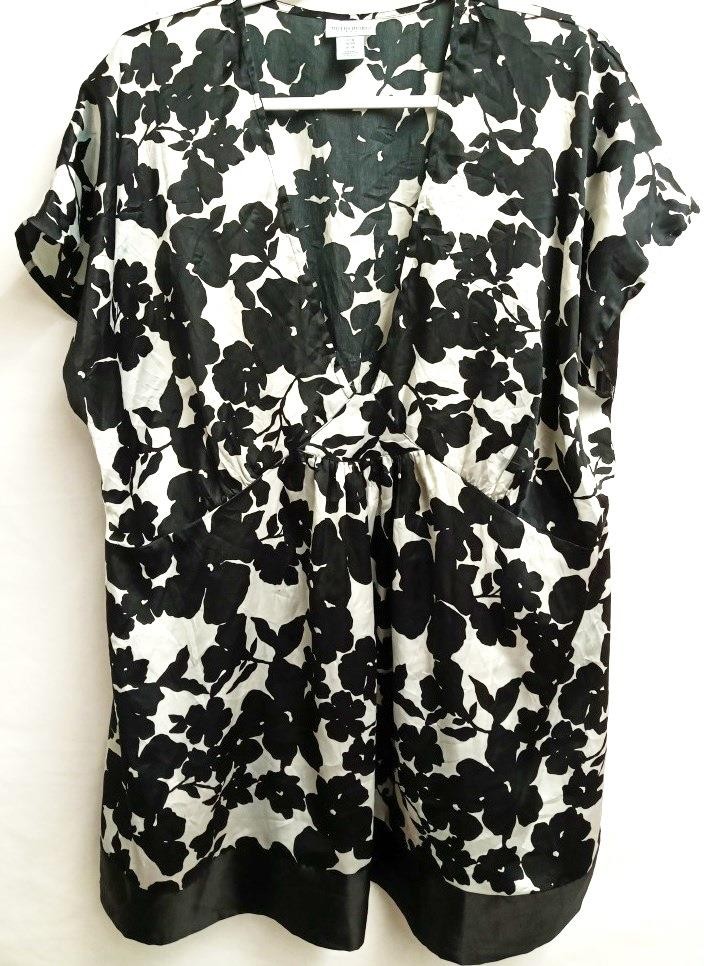 Motherhood maternity white black floral print satiny short sleeve plus top 1X