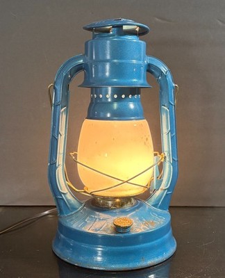 Seltener Steckelektro Dietz Air Pilot Nr. 8 Windlicht Tischlampe mit weißer Kugel