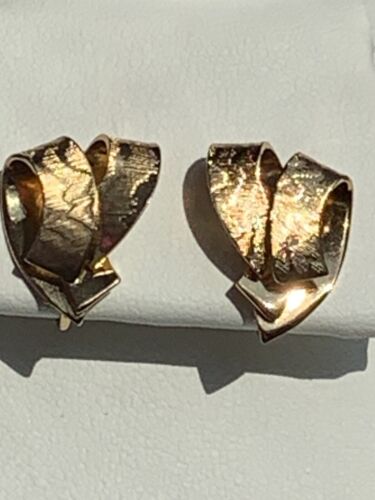 CHRISTIAN DIOR Beautiful Etched Gold CLIP-ON EARRINGS - Picture 2 of 12