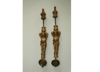 L21) Ein Paar Bronze figürliche SÄULE  PENDULE Säulenuhr aus Frankreich um 1900