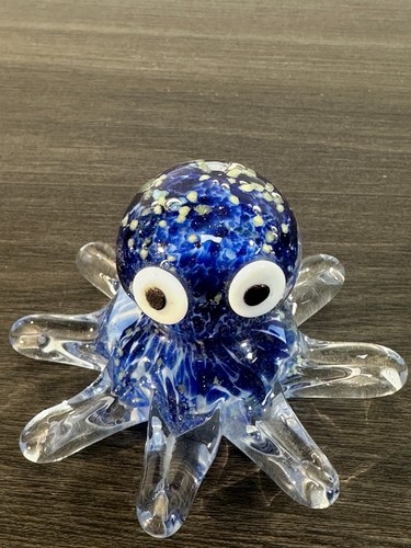 Pisapapeles Dynasty Gallery Blue Glow in the Dark Glass Pulpo, vidrio soplado a mano - Imagen 11 de 13