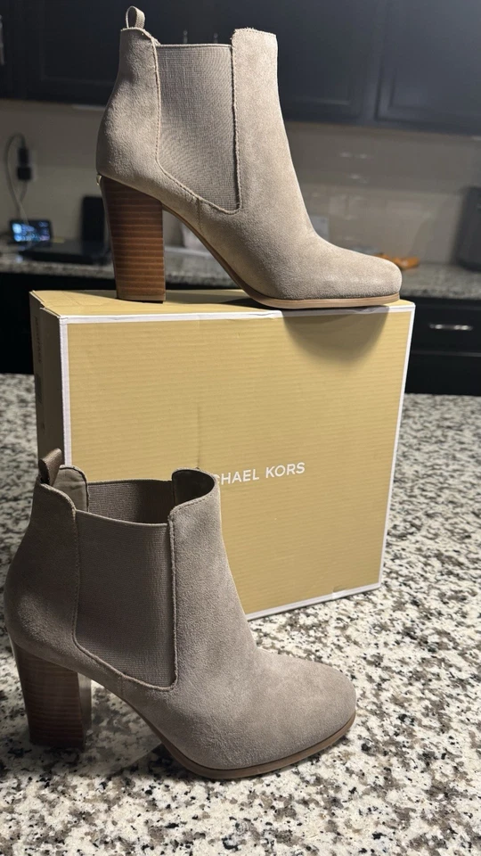MICHAEL KORS Lottie Botín de Gamuza 7.5 NUEVO Gris Abedul/Taupe Foto 2 de 4