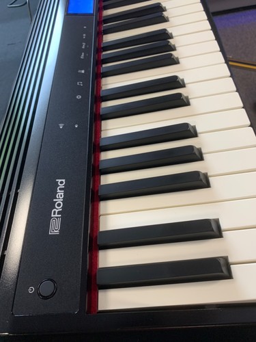 Roland Go 61-key Digital Piano Electronic Keyboard Inc Roland Case + Music rest - Picture 3 of 9