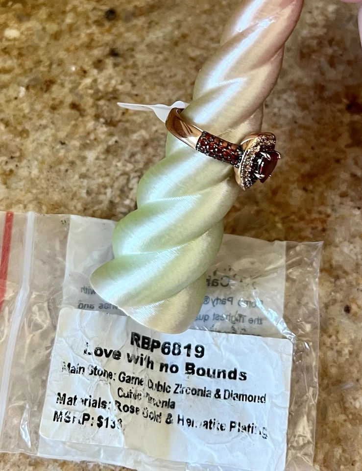 Anillo corazón Bomb Party RBP6819 Love With No Bounds granate circonita cúbica y diamante circonita talla 6 Foto 3 de 4