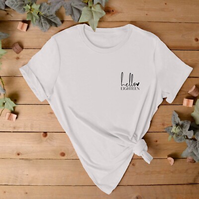 HELLO ACHTZEHN Spruch T-Shirt 18. Geburtstag Geschenk für ihr Alter Geschenk Relaxed Fit