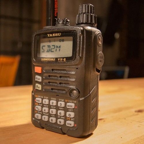 Walkie Talkie Yaesu VX6R HAM 50-54 MHz VHF UHF receptor de banda completa reducción de ruido - Imagen 6 de 6