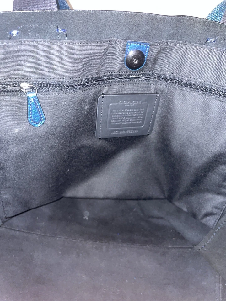 Bolso de Mano Coach Debry Cuero Holograma Azul y Morado. Sin etiquetas. Usado una vez Foto 3 de 4